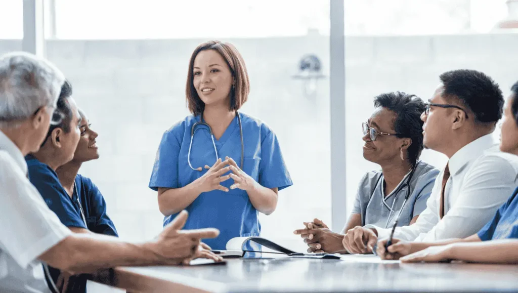 imagen representativa de equipo de salud reunido