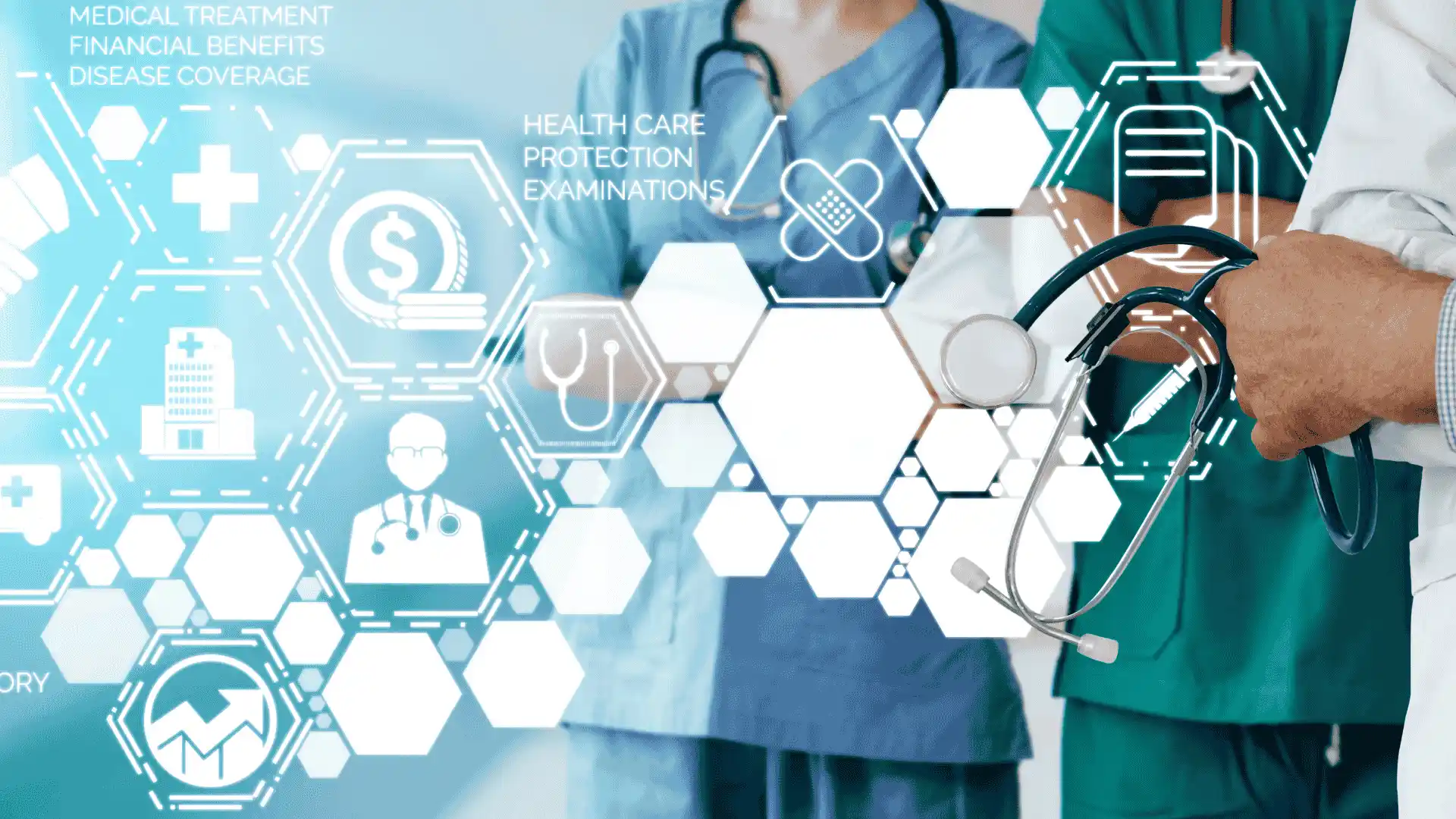 Profesionales de la salud con estetoscopios frente a una interfaz digital con íconos médicos y términos relacionados con atención sanitaria, beneficios financieros y cobertura médica