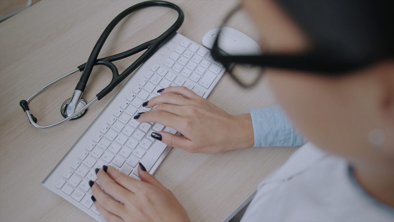 Migración de sistema HIS: profesional de salud registrando datos en el nuevo sistema